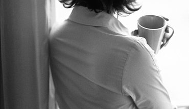 Frau mit Tasse